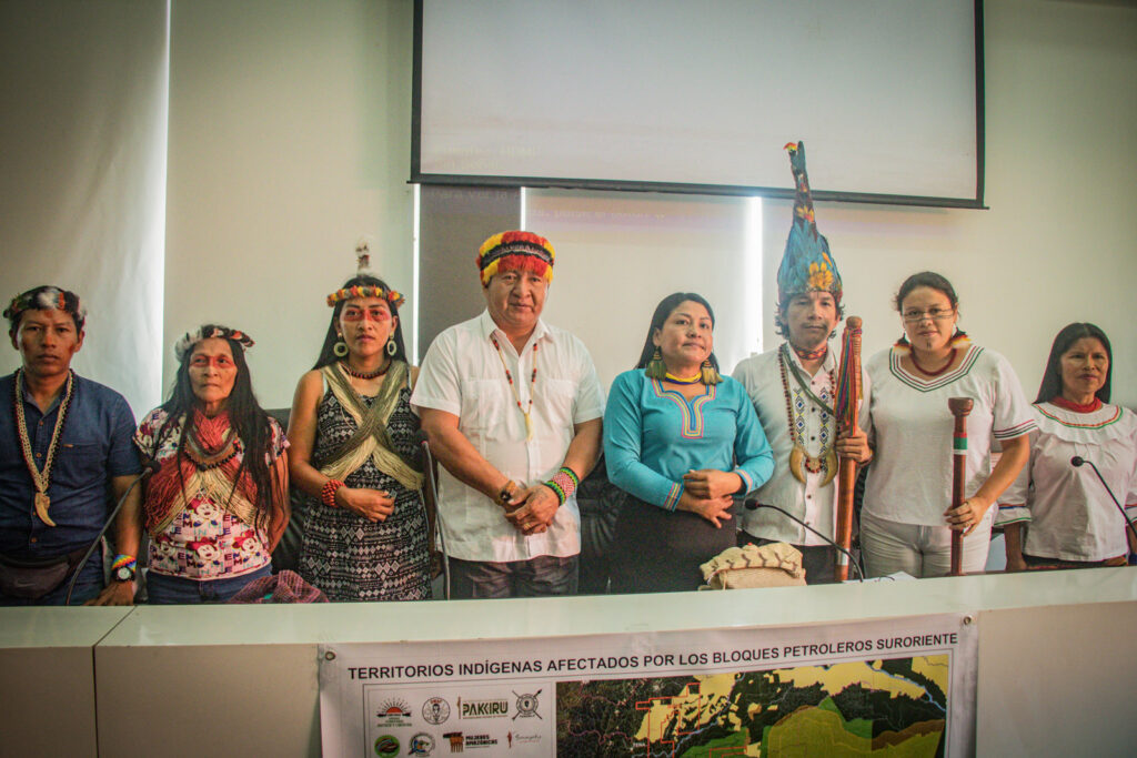 De izquierda a derecha: Luis Nenquimo, dirigente de la NAWE; Omanca Enkeri, pikenani; Silvana Nihua, presidenta de la OWAP; Jose Esach, presidente de la CONFENIAE, Zenaida Yasacama, vicepresidenta de la CONAIE; Luis Canelos, presidente de la Nacionalidad Kichwa de Pastaza “PAKKIRU”; Samai Gualinga, Vicepresidenta del Pueblo Originario Kichwa de Sarayaku, Noemí Gualinga, representante del Colectivo de Mujeres Amazónicas.